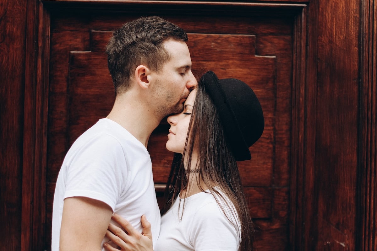 19 Things To Reassure Your Girlfriend Of Your Love